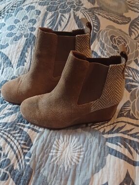 TOMS Suede Ankle Wedge Boot in Tan Chevron Knit Backing Size 6.5 Classic Fashion